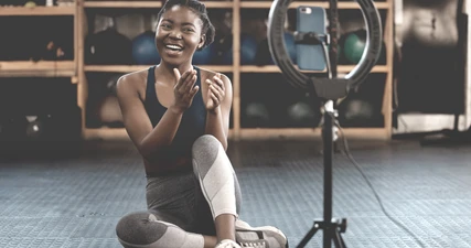 Eine Studentin aus dem Bereich Sport und Medien nimmt ein Fitnessvideo auf
