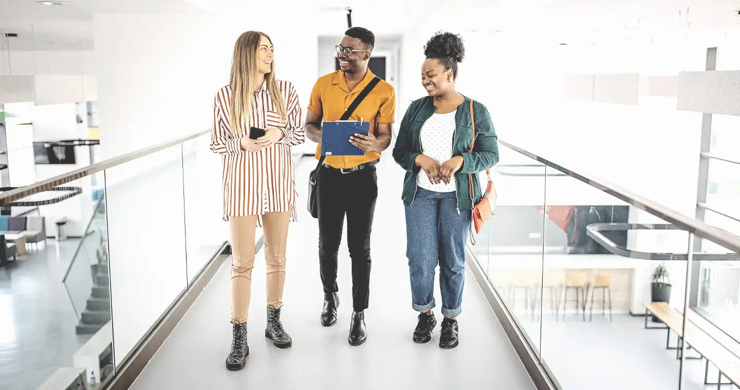 Eine Gruppe Wirtschaftsprüfer-Student*innen an der Hochschule.