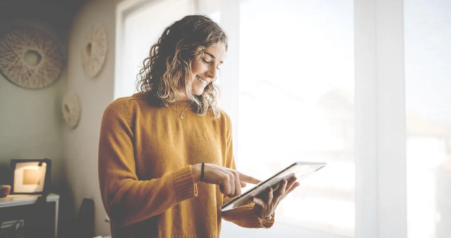 Junge Frau liest einen Text am Tablet Korrektur.