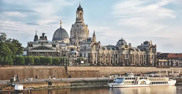 Blick auf die Skyline von Dresden an der Elbe gelegen