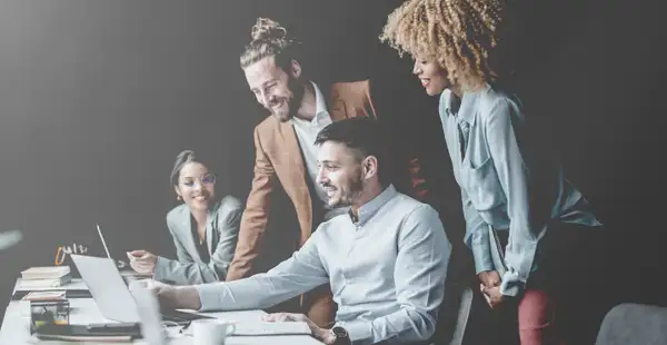 Sportmanager*innen besprechen Strategie in ihrem Büro.