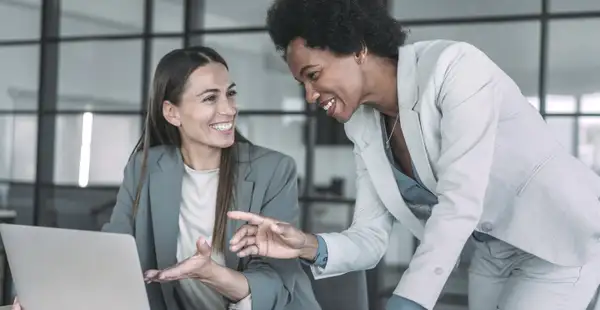 Zwei Arbeits- und Organisationspsychologinnen besprechen sich im Büro.