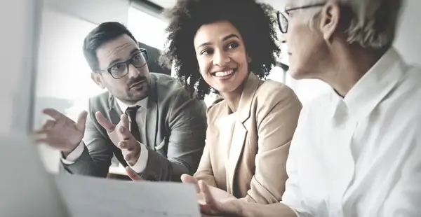 Drei Personalmanager diskutieren den nächsten Bewerbungsprozess