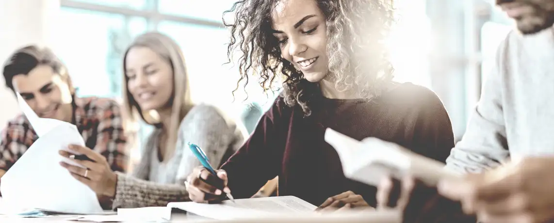 Student*innen für den Wirtschaftsprüfer gemeinsam im Hörsaal.