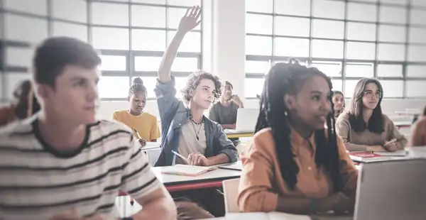 Ein Oberstufenschüler meldet sich im Unterricht.