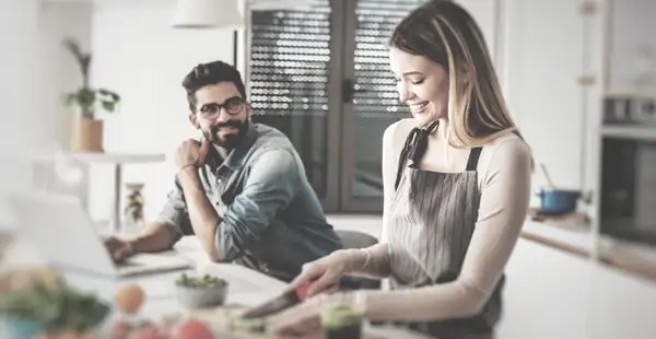 Zwei Ernährungsberater kochen gemeinsam und sprechen über die Voraussetzungen, die man braucht, um Ernährungsberater zu werden. 