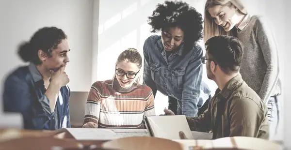 Studierende bereiten in der Gruppe ein Projekt für das Personalmanagement Studium vor