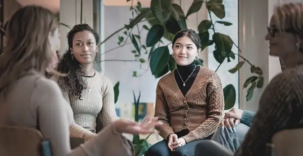 Wirtschaftspädagogik Studentinnen machen zusammen Pause und reden über ihr letztes Seminar.