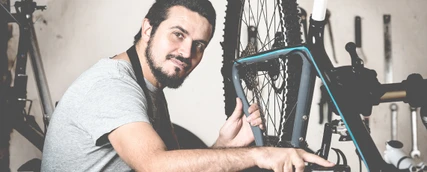 Sportingenieur repariert ein Mountainbike