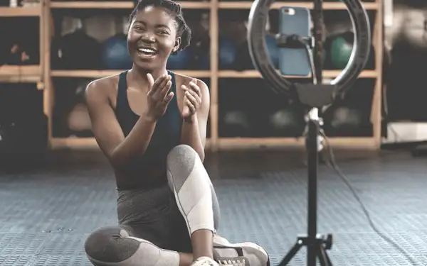 Eine Studentin aus dem Bereich Sport und Medien nimmt ein Fitnessvideo auf
