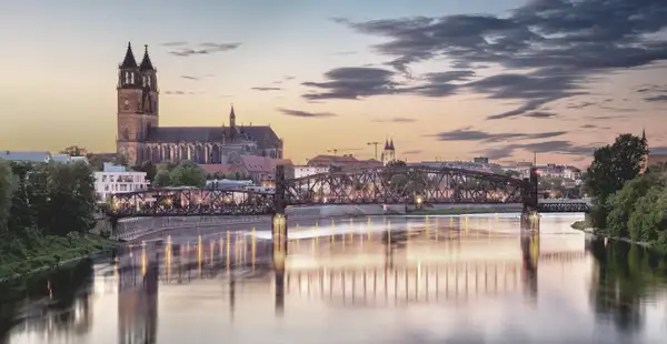 Die Skyline von Magdeburg im Sonnenaufgang