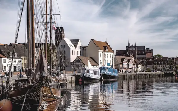 Segelboote liegen im alten Hafen von Wismar