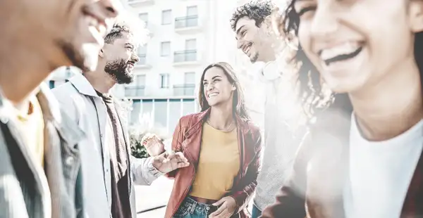 Bachelorstudierende treffen sich nach der Personalmanagement Vorlesung auf dem Campus