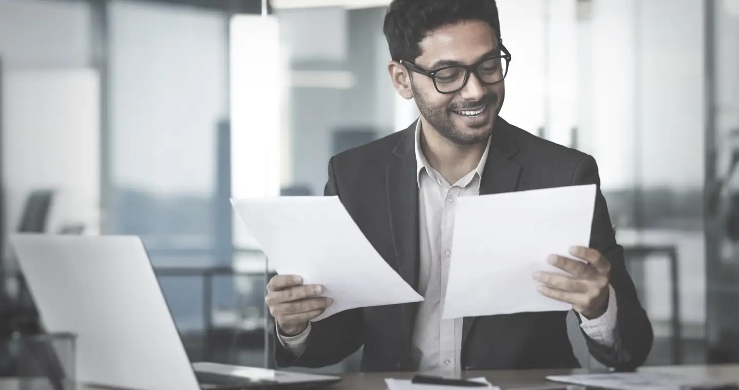 Junger Accounting Manager prüft die Unterlagen eines Unternehmens.