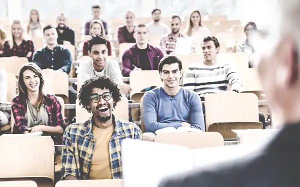 Studierende sitzen in einem großen Vorlesungssaal einer Hochschule.