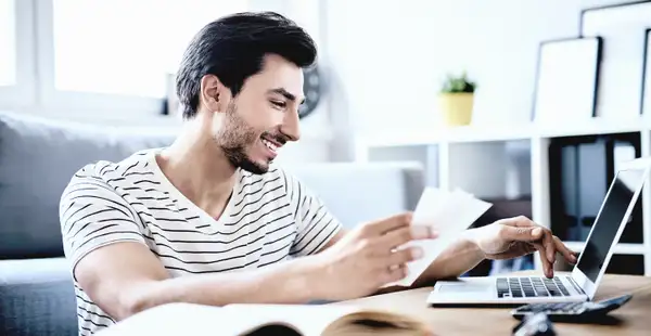 Student sucht im Internet nach Studienkrediten.